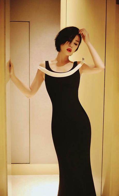 余男是真不怕露肉啊，高开叉+真空，裙子再长都尴尬！