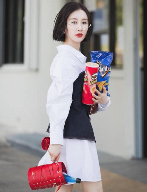 舒畅真会穿,一条蕾丝裤竟穿出了两米的气场,网友:小个子的逆袭