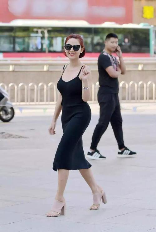 街拍 每到盛夏时节，总能看到时尚的穿搭，图一的小姐姐好奇怪