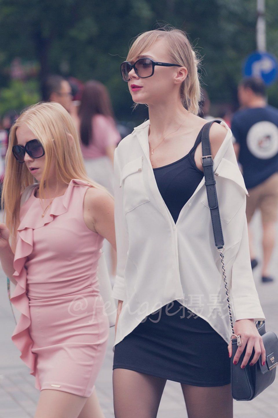 街拍:丝袜破洞，长腿美女装作浑然不知，那份淡定实在令人佩服