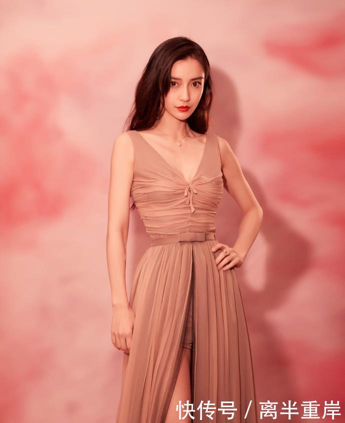红色■Angelababy穿红色礼服裙,腰围褶皱好紧绷,衬出“奶白”水嫩肌肤