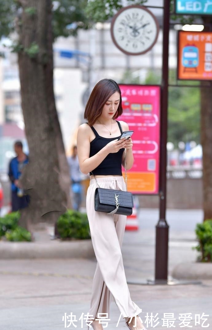  [修长]休闲裤小姐姐，双腿修长吸引人