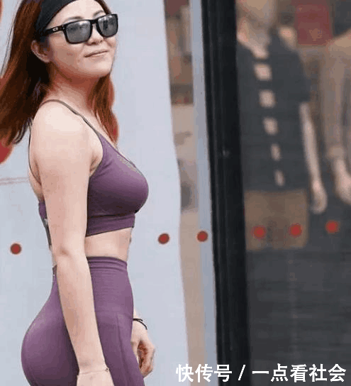 男子拍下一位时尚靓丽的美女, 见她穿的一身衣服, 让人格外养眼了