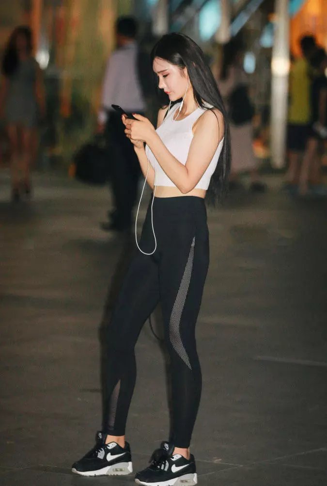 路人街拍，小姐姐穿了一件白色的紧身运动衣，身材丰满很是性感