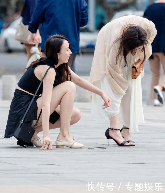 时尚小姐妹街头换鞋路人纷纷侧目,原来是小姐姐鞋子磨脚