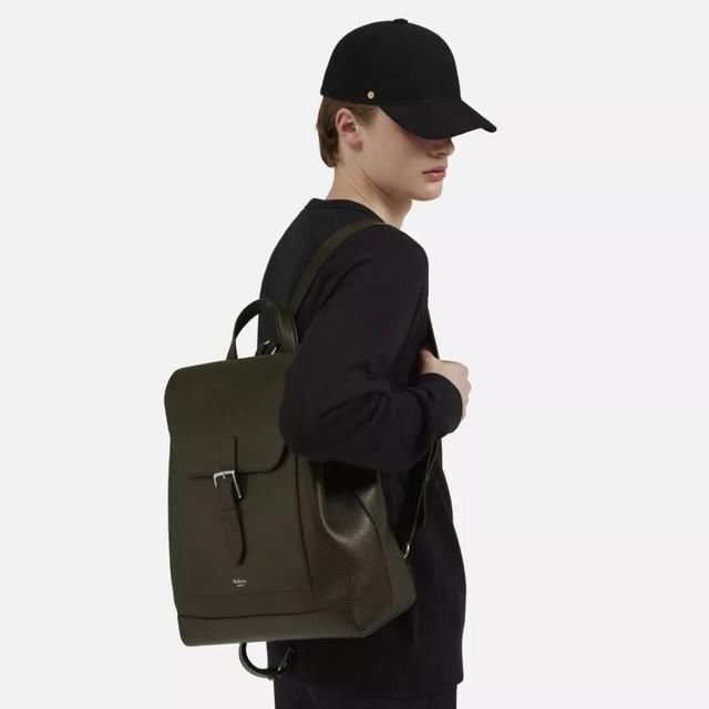 女生别只顾打扮自己!快扔掉男友的小学生书包