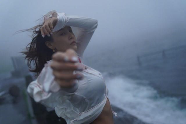 张蓝心海边朦胧美照,风撩衬衫露出小蛮腰,尽显性感曲线