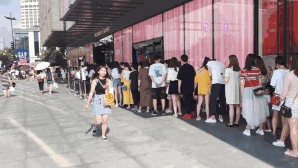 “维密天使”何穗下午在杭州被围观，原来那些传说是真的，肤白胸