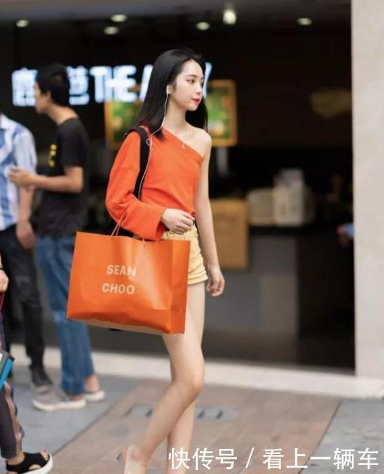 『温文尔雅』街拍:温文尔雅的美女,一件条纹连衣裙,时尚魅力女神气质