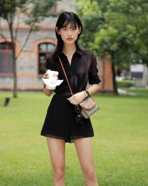  [休闲裤]街拍：亭亭玉立的美女，一件灰色上衣配黑色休闲裤，优雅休闲气息
