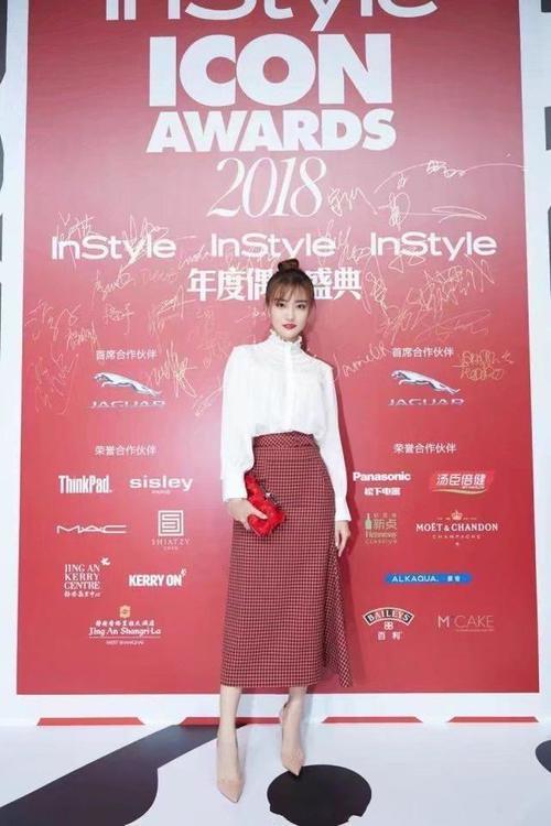 徐璐脚踩“两根针”出席活动，为了美也是蛮拼的，手一掰就断了!