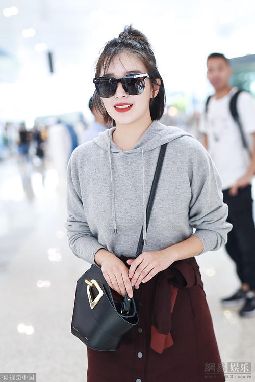 阚清子卫衣配短裙秀美腿 对镜甜笑超少女