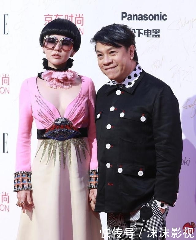  『小S』小S的奇葩穿衣又出现了，一袭粉色长裙配“大妈”墨镜，土到极致