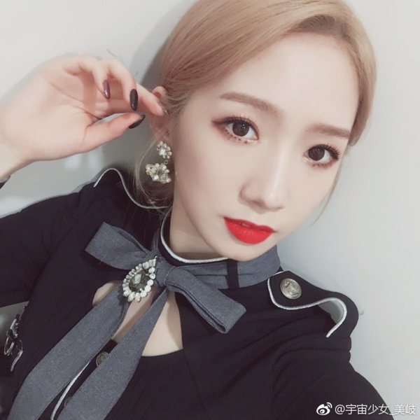 没有亮色加持如何真·白成一道光，这个夏天你最想要的清凉发色都