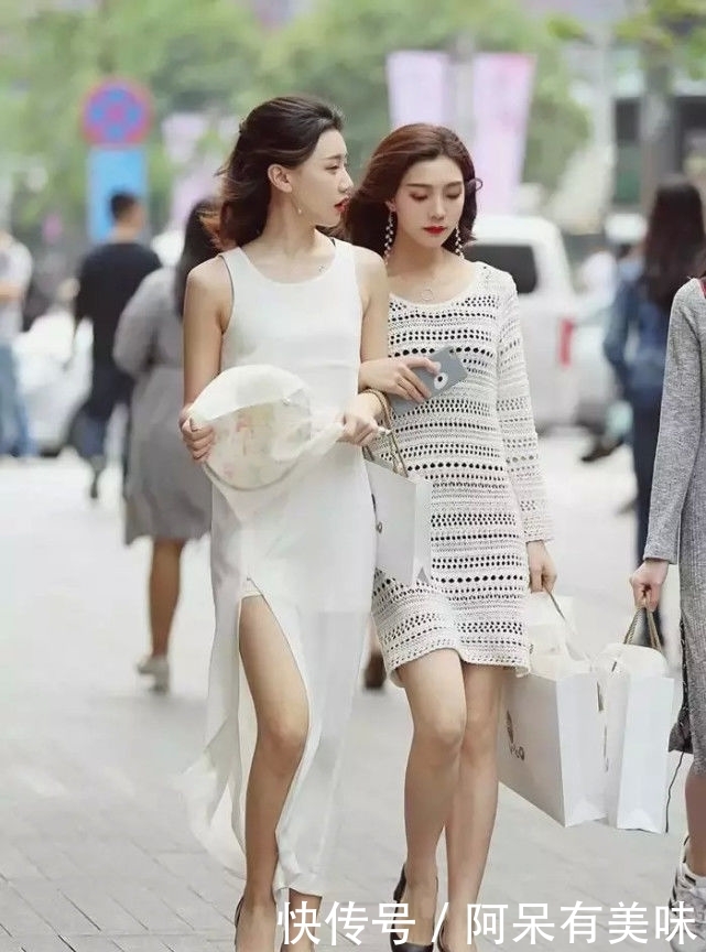 凸显@路人街拍,羞涩可人的小姐姐,走路自带气质,凸显女神的魅力