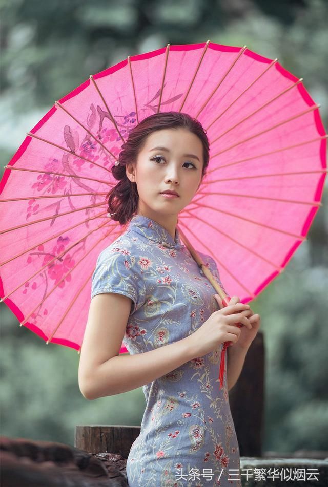 街拍连衣裙美女，身材颜值应有尽有，很有女人味