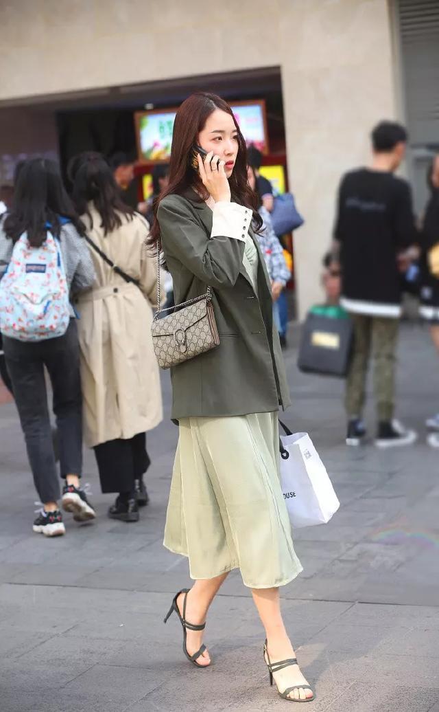 针织:街拍:小姐姐身穿薄纱的针织上衣,彰显出青春的气息