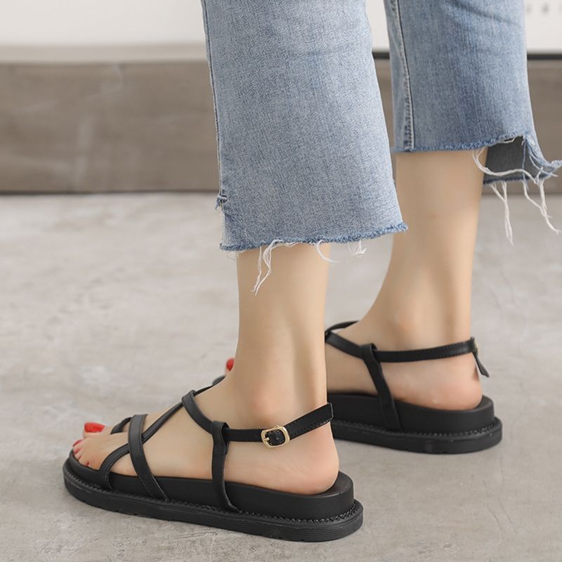 如今奔4奔5的女人都喜欢穿这种鱼嘴鞋，时髦百搭高挑有味道