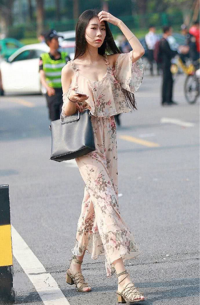 小姐姐身穿雪纺吊带衣，清爽轻盈，迷人的笑容很有女神范！