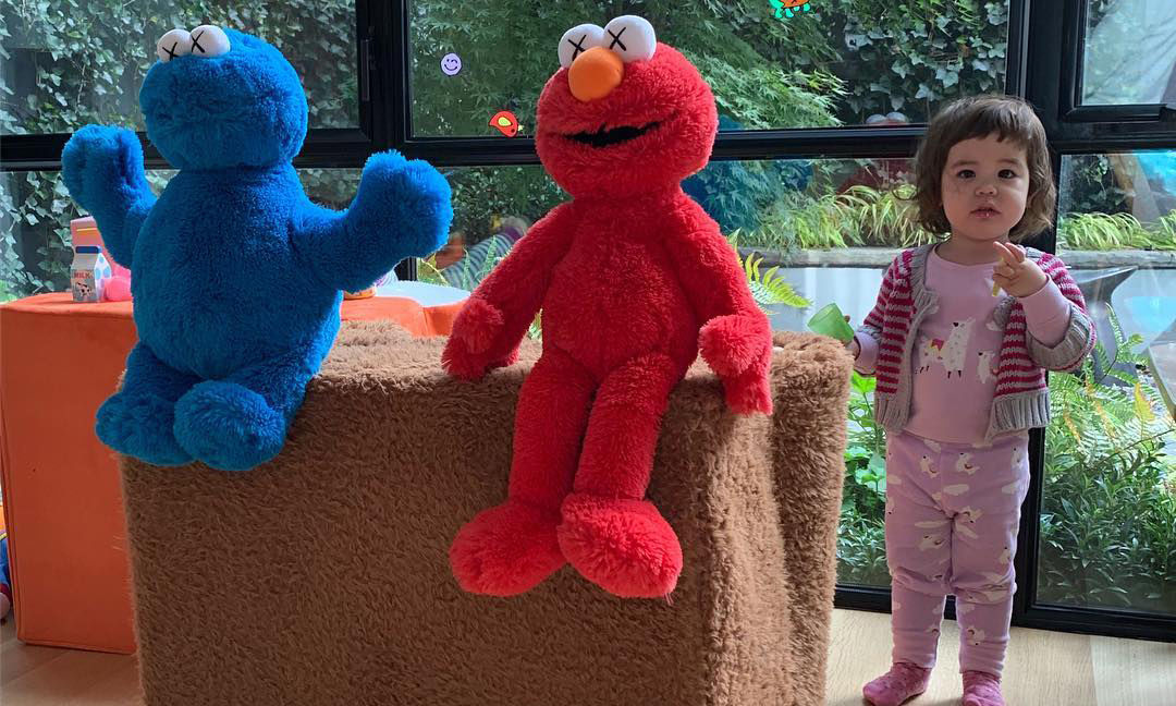 KAWS 继续曝光《芝麻街》毛绒公仔，Cookie Monster 亮相