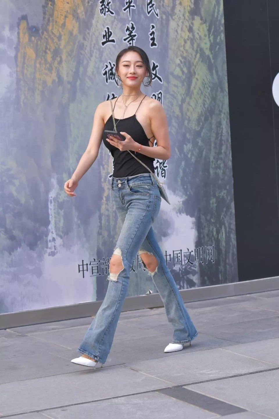 街拍美女:破洞牛子裤,性感大长腿的多姿美女,你不想看一眼吗