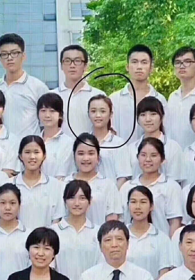 吴宣仪学生照曝光,五官清秀很抢眼,网友:这能当校花?