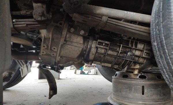 堪称教科书式追尾,这台卡车的驾驶室后移有点