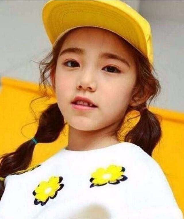 她7岁开始化妆, 8岁骨骼停止生长, 长相停留在14岁, 五官很精致