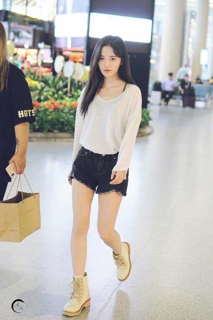 鞠婧祎最新机场秀，短裤配衬衫秀大长腿，这身高真的只有1米59?
