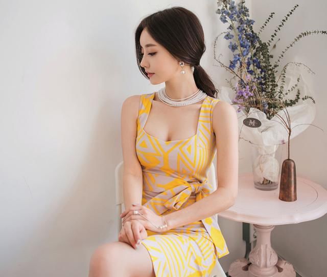 新颖个性的紧身裙美女，魅力独特，增添青春的女神气质！