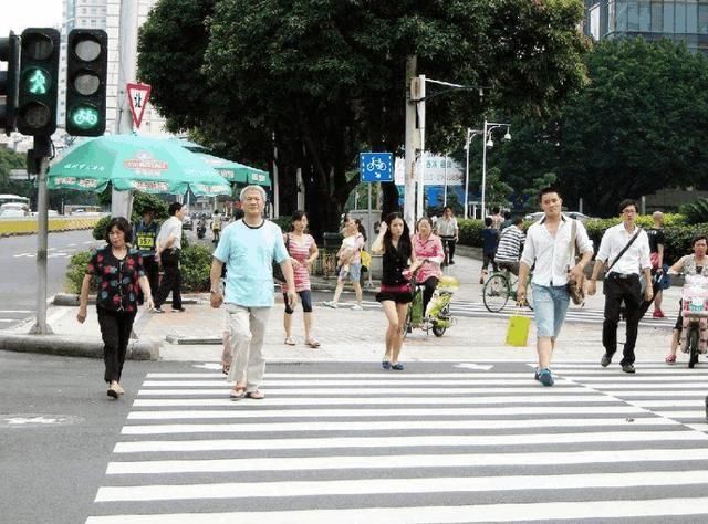 迪拜土豪带女儿来我国旅游，来到街道上满脸疑问：他们好奇怪啊！