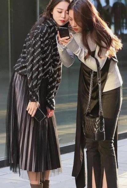  有型：街拍：身穿红色短上衣的小美女，长发飘飘，非常有型