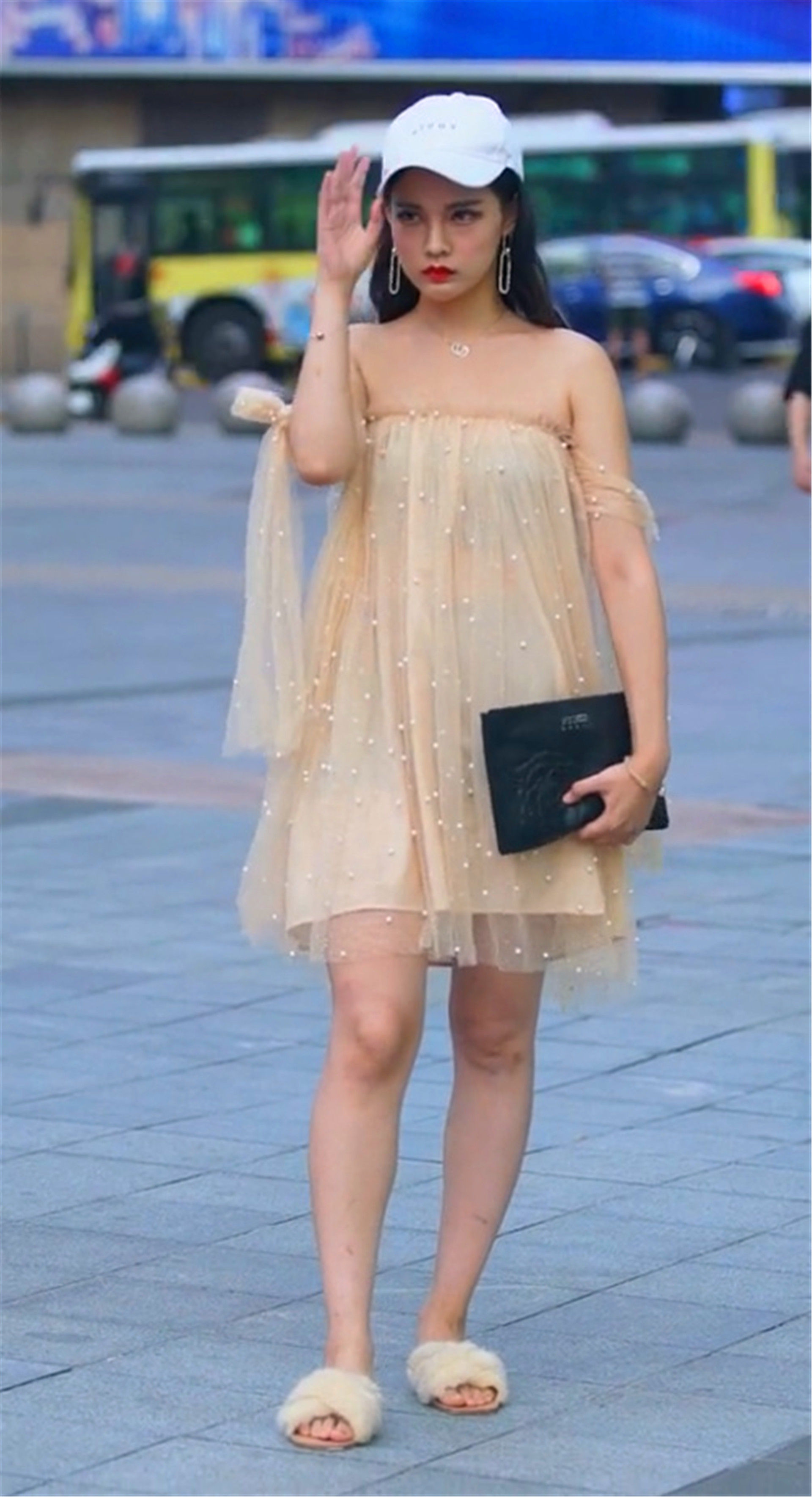 街拍:万水千山都不及美女这般婀娜多姿的身影，你最喜欢哪一个?