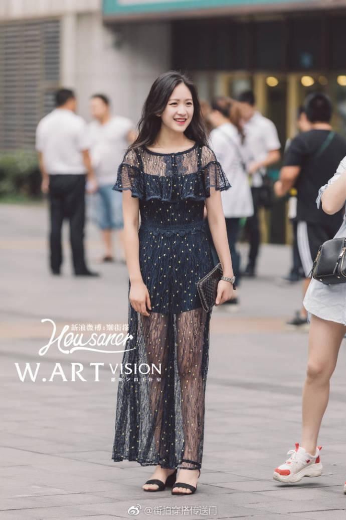 街拍:清新优雅魅力难挡，雪纺连衣裙美到发光