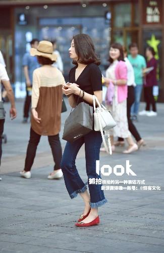 路人街拍:小姐姐红色抹胸搭配毛边热裤,玉腿修长,纹身性感