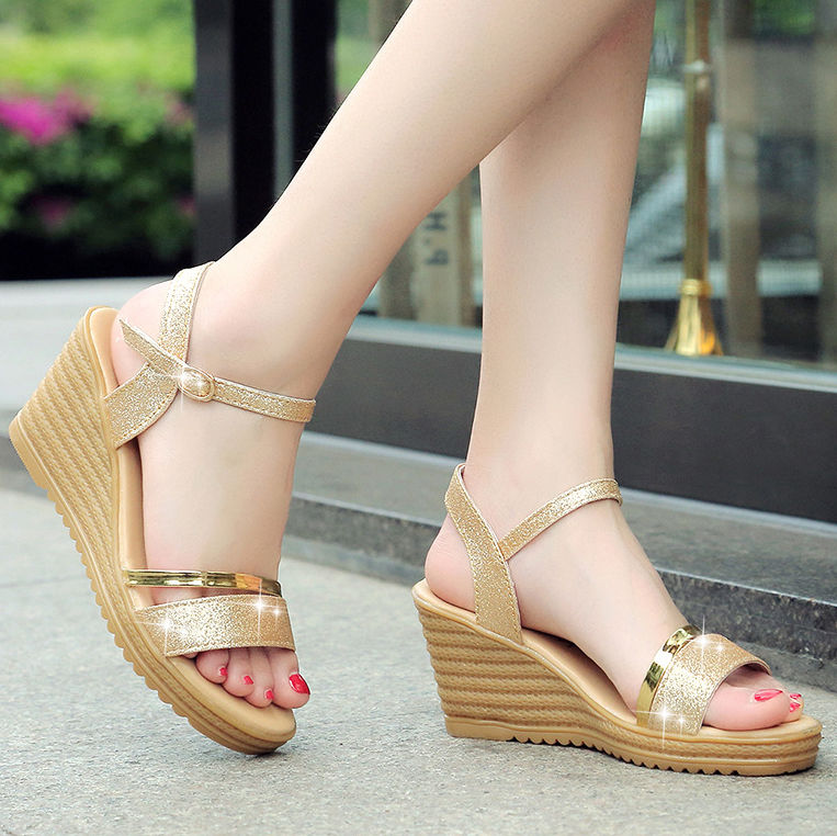 别穿累脚的高跟鞋了，这样的坡跟凉鞋上脚一样能让你女人味十足