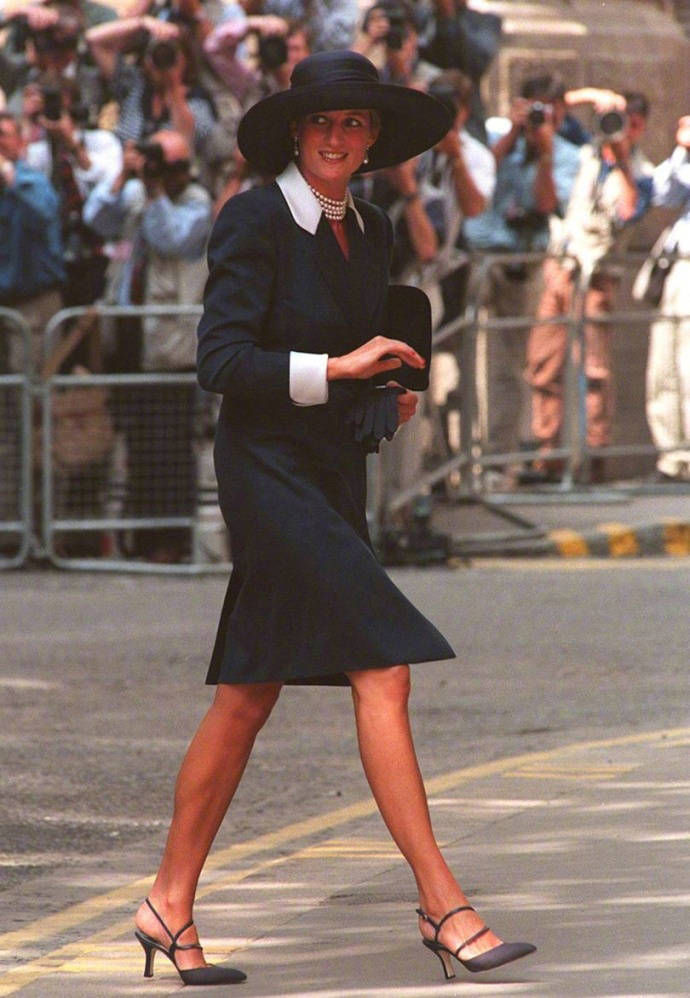 英伦玫瑰戴安娜王妃，网友:她的时尚穿衣服从来不会超过两种颜色