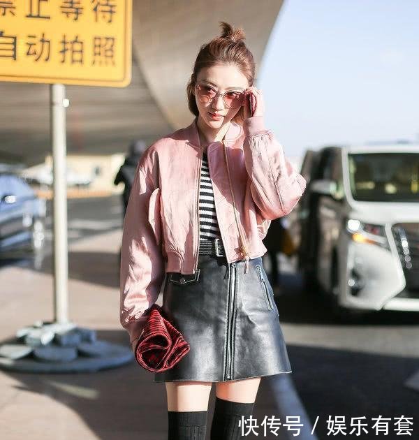 景甜厉害了! 过膝长袜配皮裙穿出漫画腿, 网友: 比郑爽的腿还要美