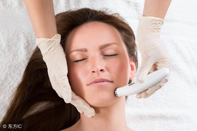 黄褐斑在脸上扎堆怎么办？用对这2招，轻松下斑脸蛋白净