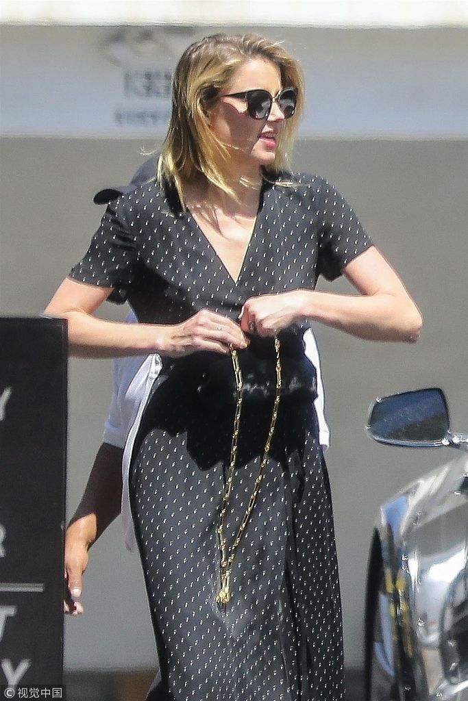 德普前妻艾梅柏高衩连衣裙秀两米大白腿 风吹裙摆险走光惊慌到手