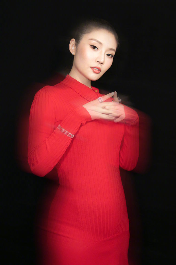 徐冬冬一身红色针织紧身裙亮相《西虹市首富》首映，性感又干练