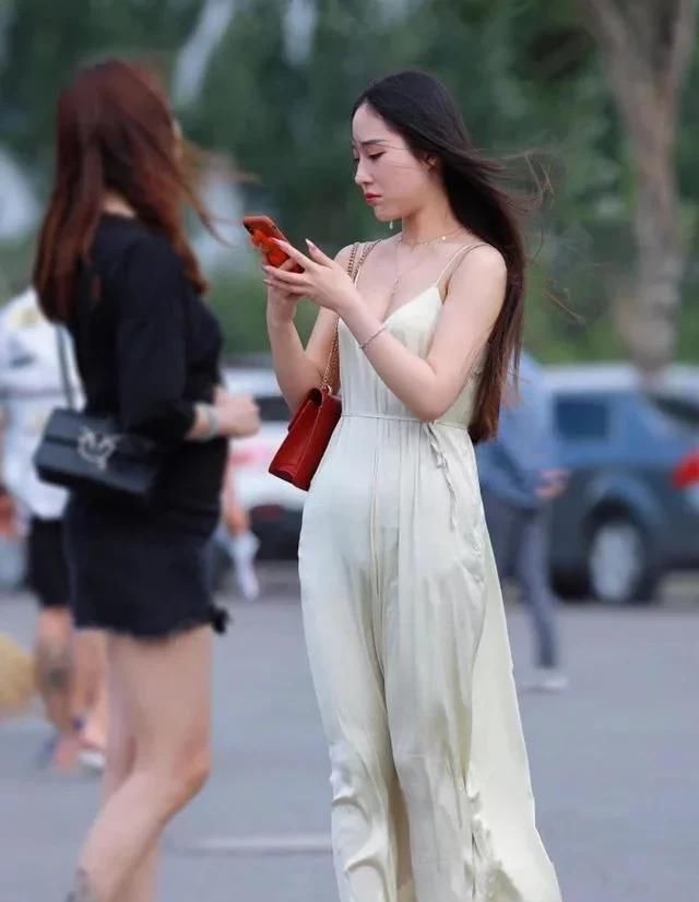  【吊带】街拍;穿超薄吊带长裙,风来了,亮点也就来了