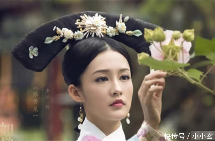 《如懿传》的容妃李沁，穿高跟鞋还要穿袜子，让人搞不懂