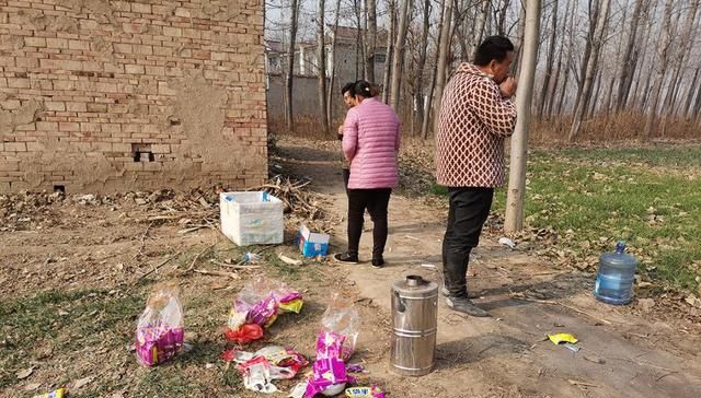  当床■大田地里生火做饭，农民打工日挣百元：天当被子地当床