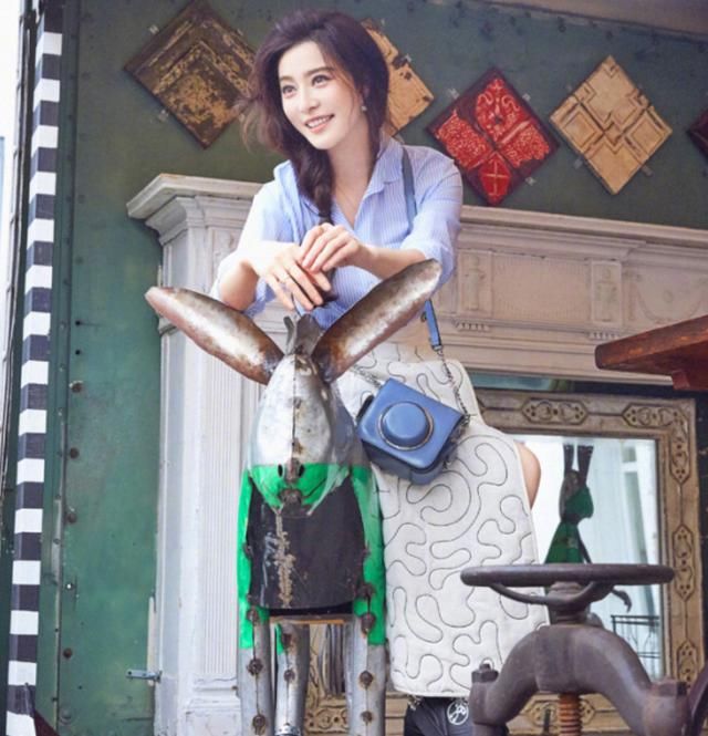 范冰冰这是什么操作?竟然把“地毯”当裙子穿，网友却看上这个包