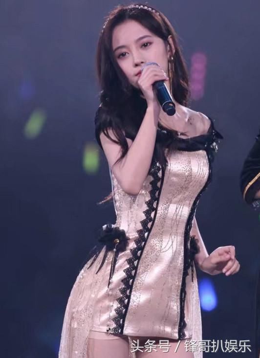 鞠婧祎简直了，几乎短到大腿根的裙子也敢穿，网友：一点都不害臊