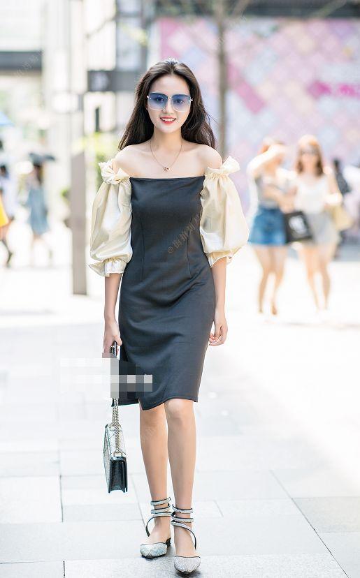 路人街拍：小姐姐身穿拼接的连衣裙，流露出迷人的小香肩