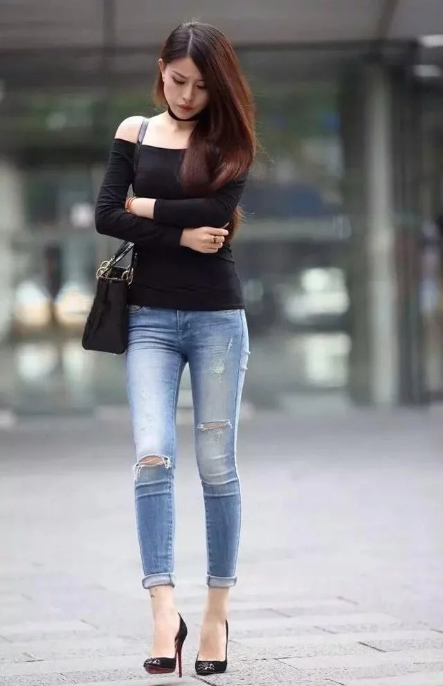 街拍：气质女神黑色一字肩搭配紧身牛仔裤，时尚靓丽让人眼前一亮