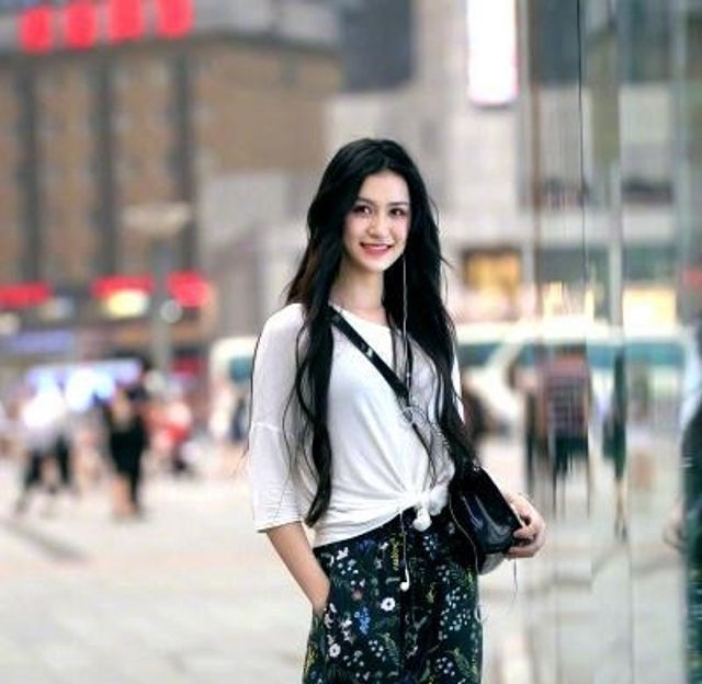  出自己|路人街拍,小姐姐穿着这件斜肩的衬衫裙,尽显气质与魅力