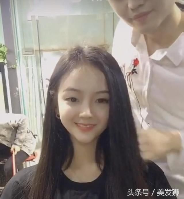 大眼睛妹子将短发接长,秒变气质女神,理发师眼睛都看直了